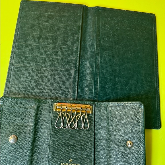 Louis Vuitton Epi Taiga Bundel green bifold wallet and key holder - Picture 4 of 15